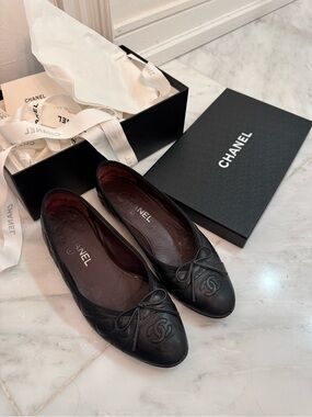 CHANEL Black Quilted CC Logo Leather Ballet Flats